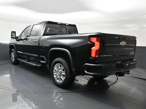 Used 2024 Chevrolet Silverado 2500 High Country w/ High Country Premium Package AWD/4WD image 3