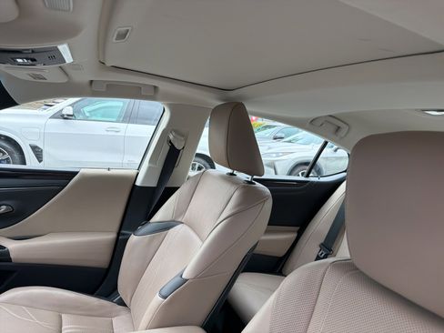 Used 2019 Lexus ES 300h w/ Luxury Package image 7