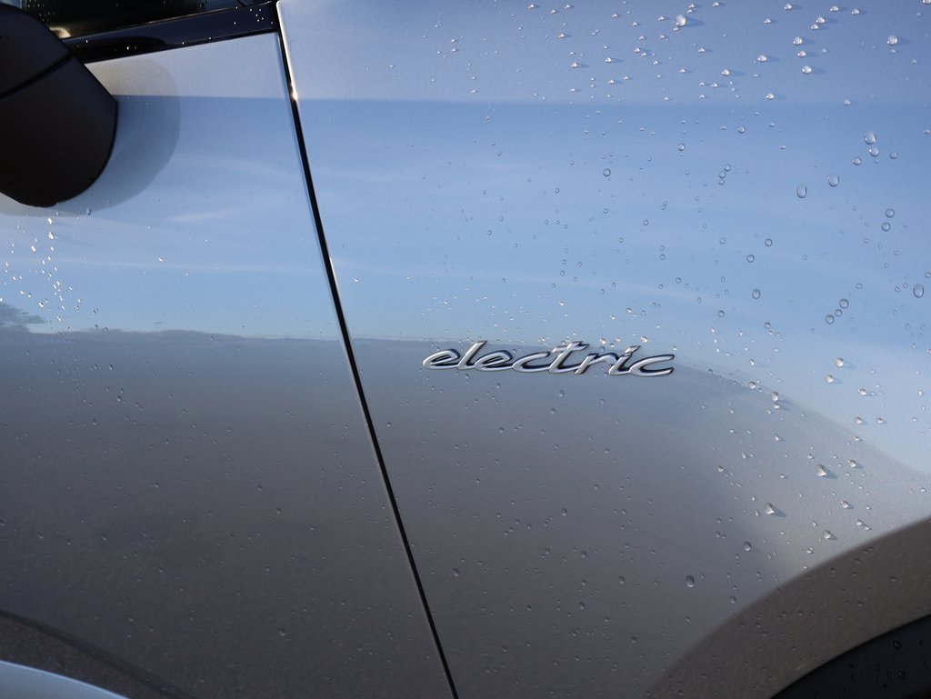 Certified 2025 Porsche Macan 4S Electric AWD/4WD image 15