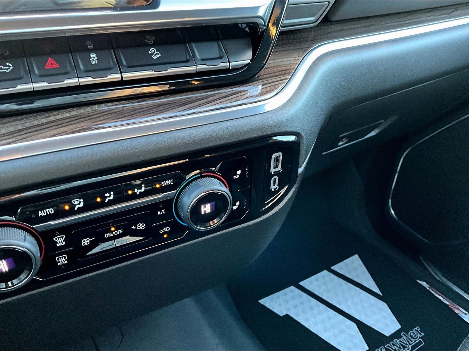 Used 2023 Chevrolet Silverado 1500 RST AWD/4WD image 15