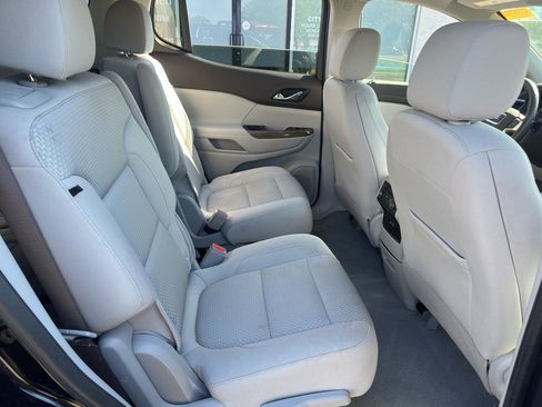 Used 2023 GMC Acadia SLE image 12