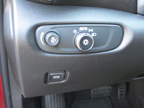 Used 2019 Chevrolet Blazer LT FWD image 15