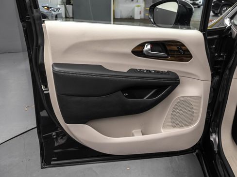 Used 2023 Chrysler Pacifica Limited FWD image 29
