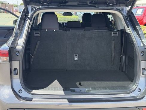 Certified 2025 Toyota Highlander LE FWD image 24
