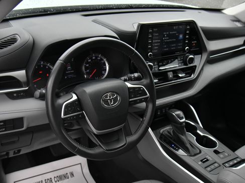 Used 2022 Toyota Highlander LE AWD/4WD image 16