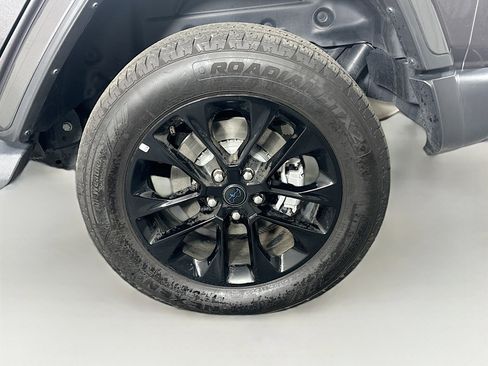 Used 2025 Jeep Wrangler Sahara image 11