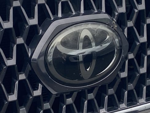 Used 2018 Toyota Tacoma TRD Sport image 4