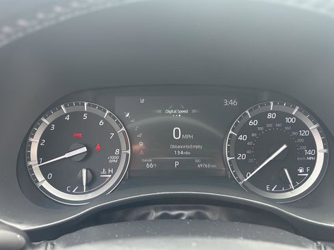 Used 2021 Toyota Highlander XLE image 3