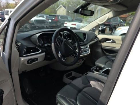 Used 2024 Chrysler Pacifica Touring-L image 12