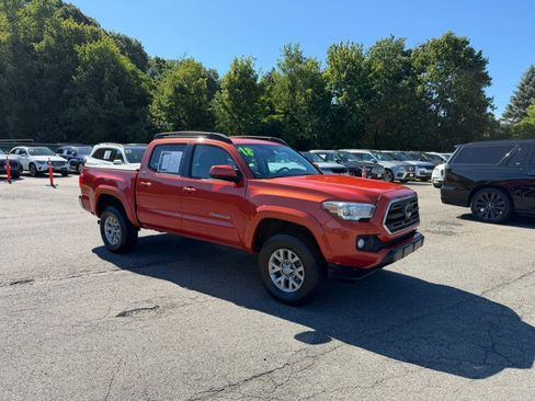 Used 2018 Toyota Tacoma SR5 AWD/4WD image 8