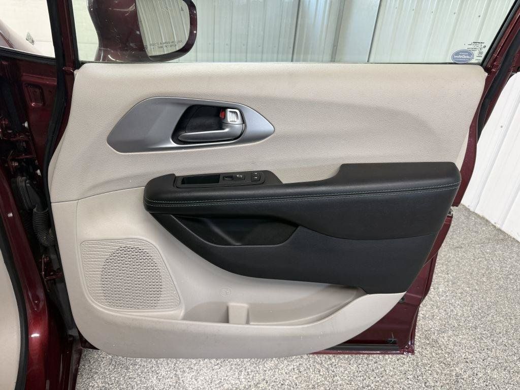 Used 2018 Chrysler Pacifica Touring Plus FWD image 38