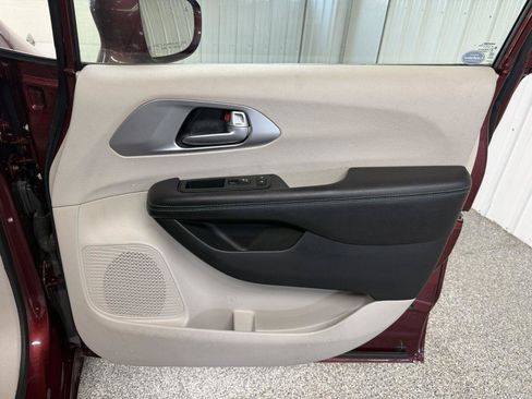Used 2018 Chrysler Pacifica Touring Plus FWD image 38