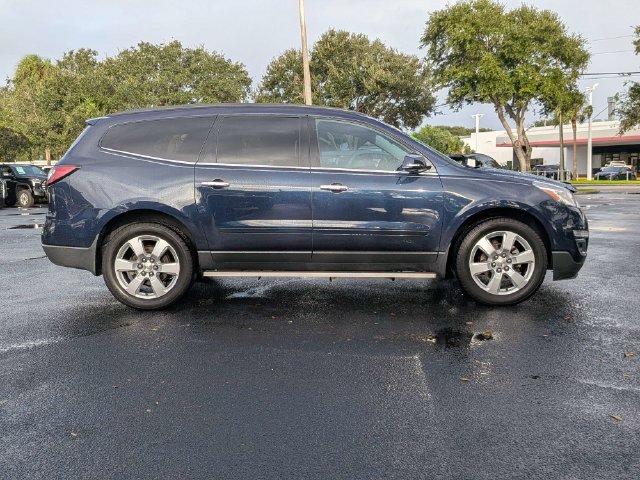 Used 2017 Chevrolet Traverse LT w/ Style and Technology Package FWD image 2