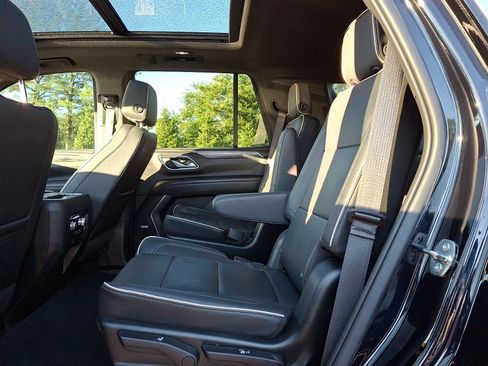 Certified 2022 GMC Yukon SLT w/ SLT Premium Package AWD/4WD image 9