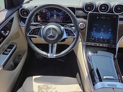 Used 2023 Mercedes-Benz GLC 300 4MATIC image 11