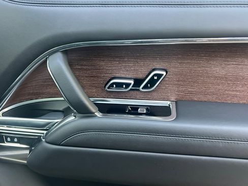 Used 2023 Land Rover Range Rover Long Wheelbase Autobiography image 21