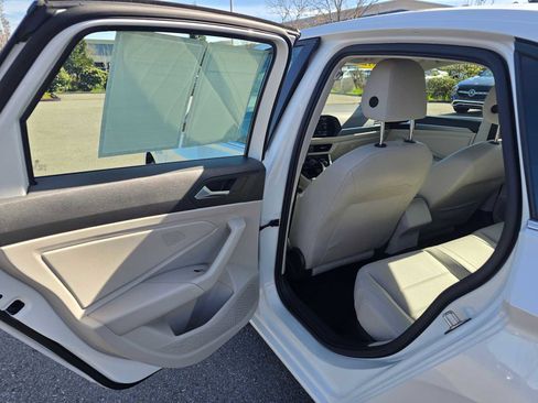 Used 2023 Volkswagen Jetta SE w/ Panoramic Sunroof Package image 17