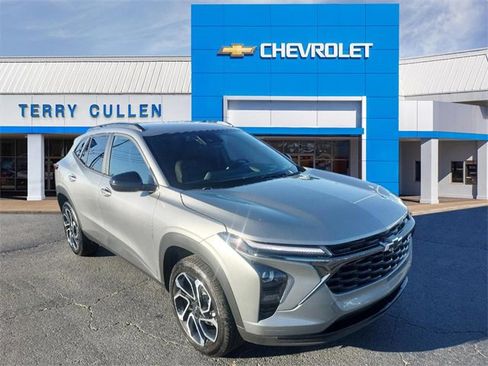 Used 2025 Chevrolet Trax RS w/ Driver Confidence Package image 1