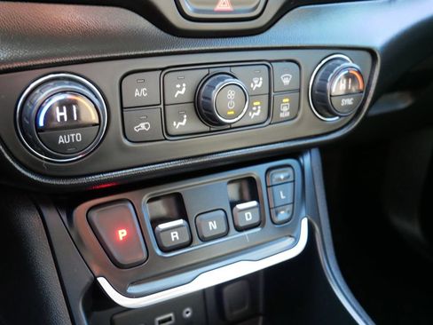 Used 2020 GMC Terrain SLE w/ Driver Convenience Package AWD/4WD image 25