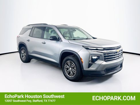 Used 2025 Chevrolet Traverse LT image 1