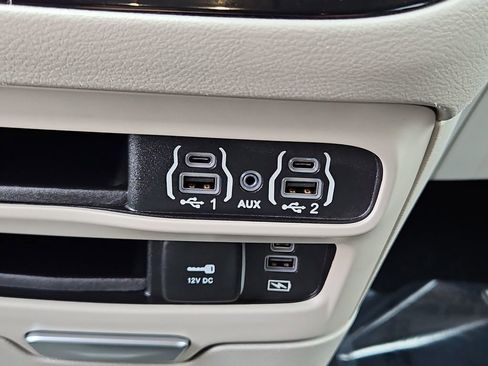 Used 2022 Chrysler Pacifica Touring-L image 19