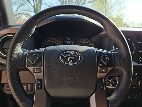 Used 2023 Toyota Tacoma TRD Off-Road w/ Technology Package AWD/4WD image 18