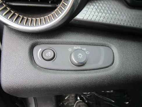 Used 2025 Chevrolet Trax ACTIV w/ Sunroof Package FWD image 19