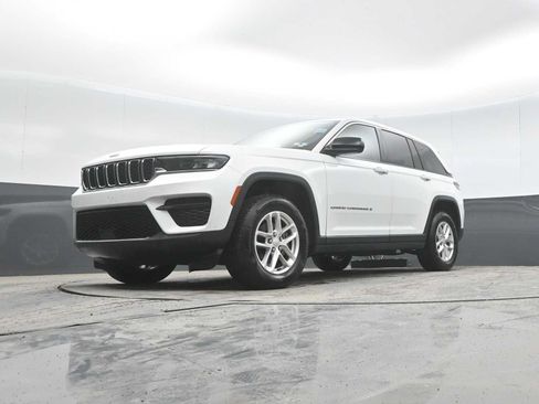 Used 2023 Jeep Grand Cherokee Laredo AWD/4WD image 26
