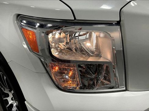 Used 2023 Nissan Titan SV image 38