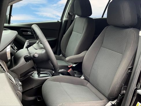 Used 2022 Chevrolet Trax LS w/ Tint and Cruise Package image 13