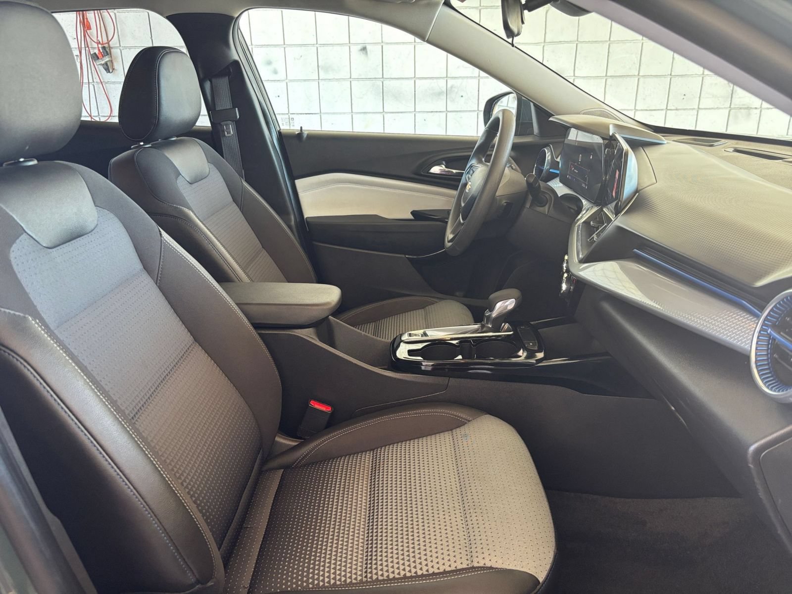 Used 2025 Chevrolet Trax LT FWD image 34