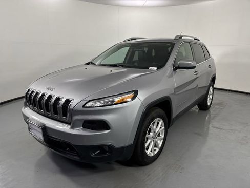 Used 2018 Jeep Cherokee Latitude Plus w/ Cold Weather Group AWD/4WD image 24