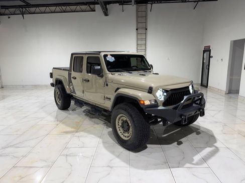 Used 2020 Jeep Gladiator Overland w/ Popular Equipment Package AWD/4WD image 3