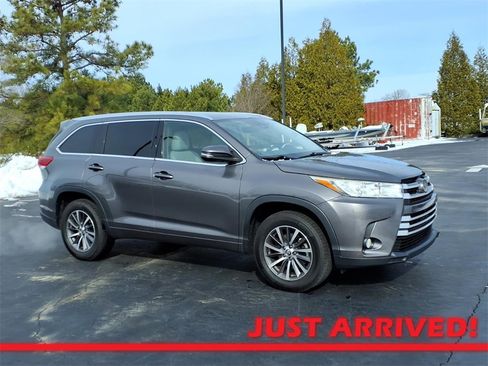 Used 2017 Toyota Highlander image 1
