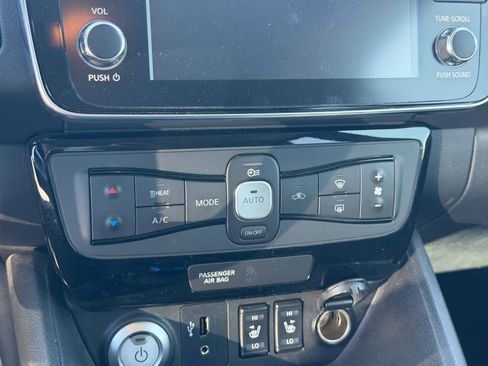 Certified 2019 Nissan Leaf SV w/ SV Technology Package image 17