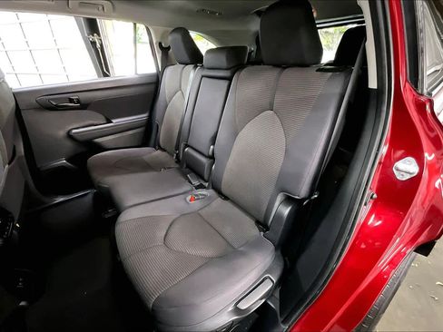 Used 2021 Toyota Highlander LE image 28