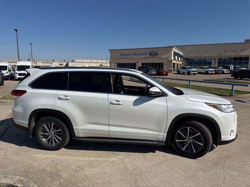 Used 2018 Toyota Highlander XLE image 17