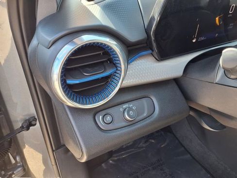 Used 2025 Chevrolet Trax LT FWD image 17