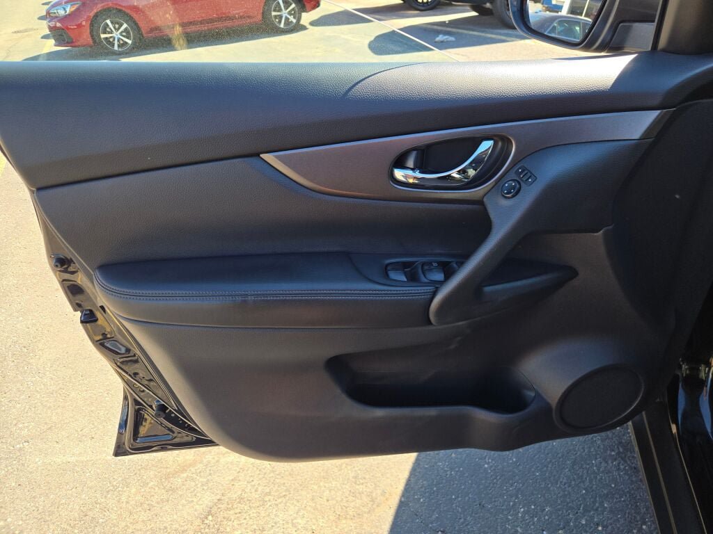 Used 2015 Nissan Rogue SV AWD/4WD image 17