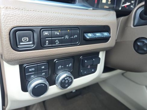 Used 2021 GMC Yukon Denali w/ Denali Premium Package image 31