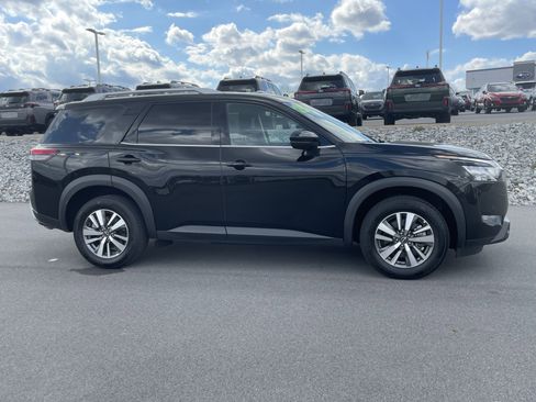 Used 2025 Nissan Pathfinder SL AWD/4WD image 2