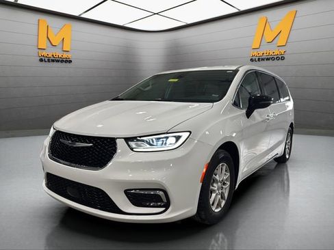 Used 2024 Chrysler Pacifica Touring-L image 4