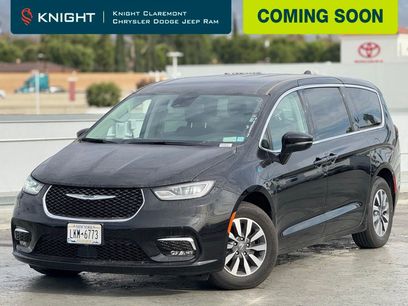 Used 2024 Chrysler Pacifica Select