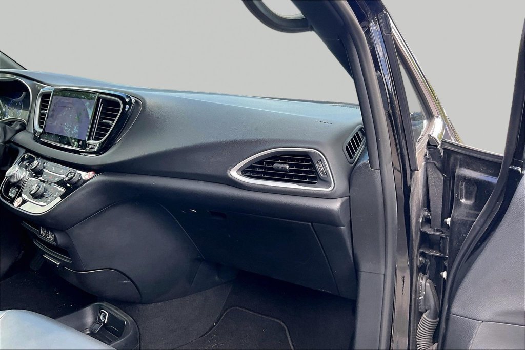 Used 2025 Chrysler Pacifica Select FWD image 22