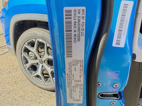 Used 2025 Jeep Compass Limited image 29