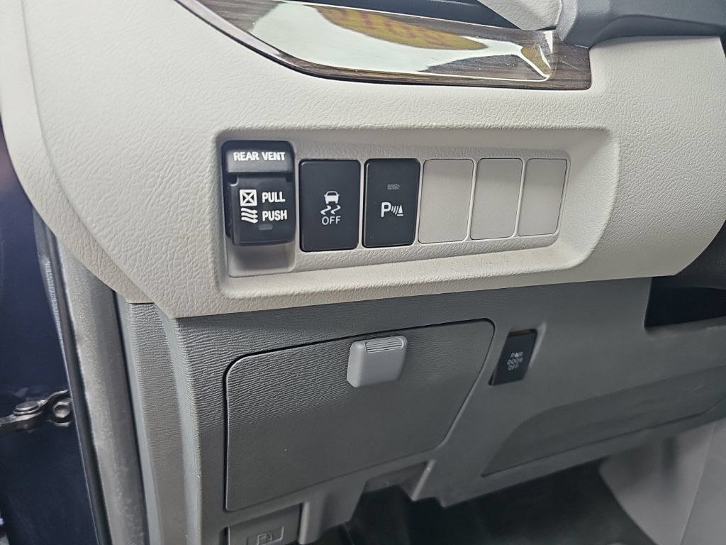 Used 2018 Toyota Sienna XLE w/ XLE Navigation Package FWD image 14