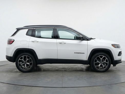 Used 2025 Jeep Compass Limited image 11