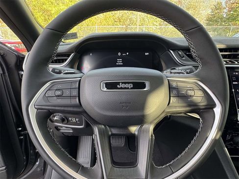 New 2025 Jeep Grand Cherokee Altitude image 18