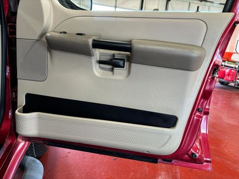 Used 2005 Ford Explorer Sport Trac XLT image 30