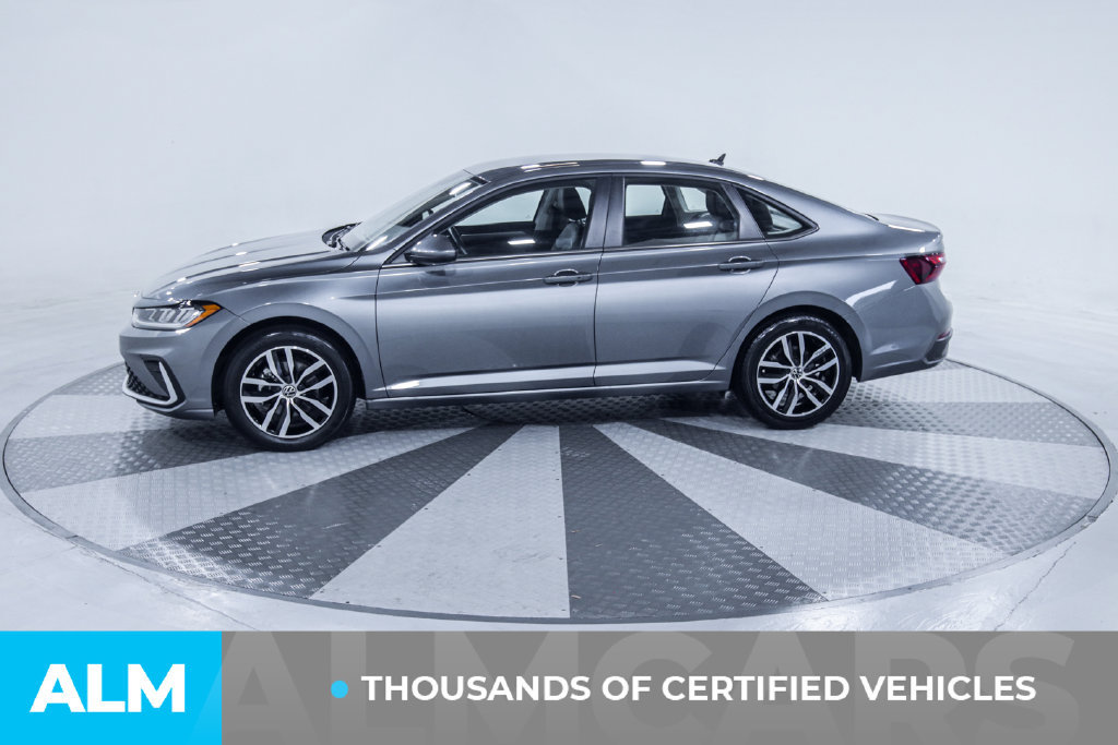 Used 2025 Volkswagen Jetta SE FWD image 4